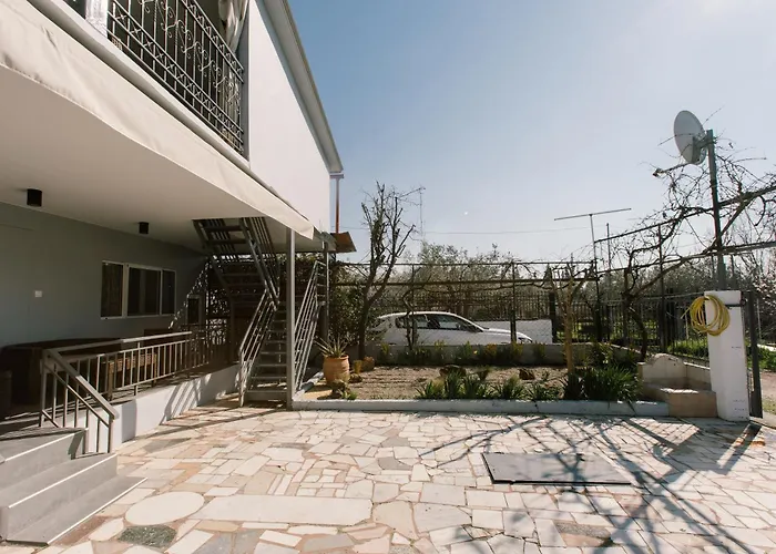 Ste's House At Macedonia Airport